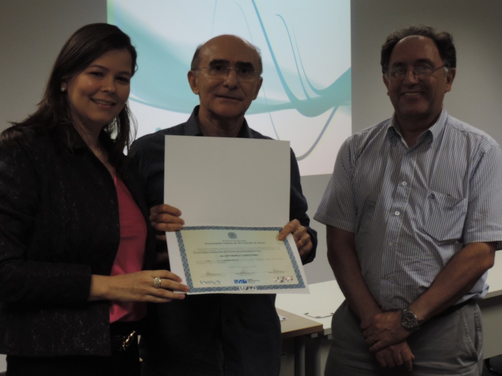 Raphaela Galhardo recebe diploma de graduação da Inova Metrópole