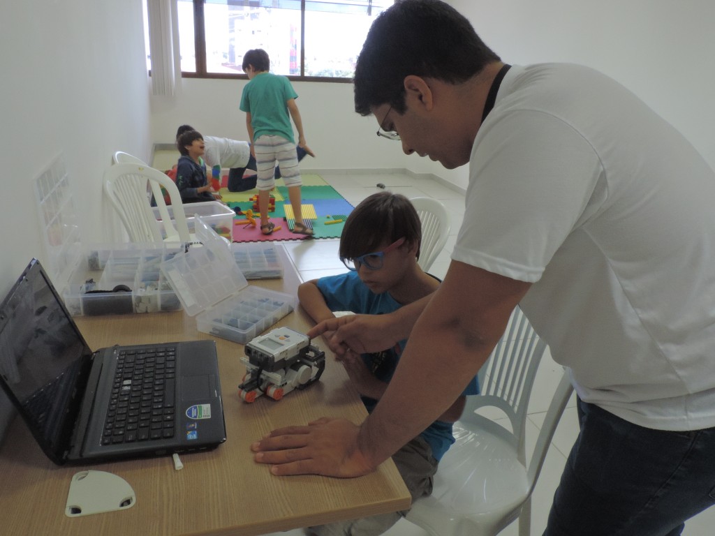 Crianças na faixa de 10 anos montam robô para auxiliar no aprendizado da Língua Portuguesa (Foto: Lucas Oliveira/IMD)